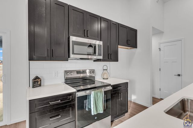 1928 NW 8th St, Topeka, KS 66608