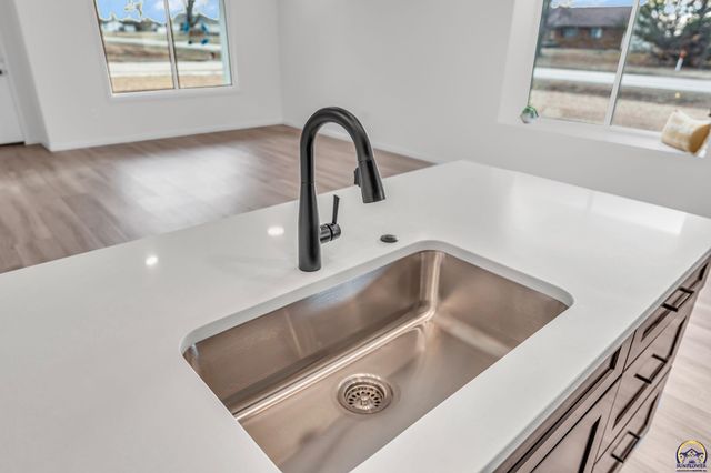 1928 NW 8th St, Topeka, KS 66608