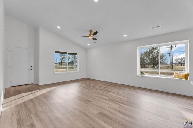 1928 NW 8th St, Topeka, KS 66608