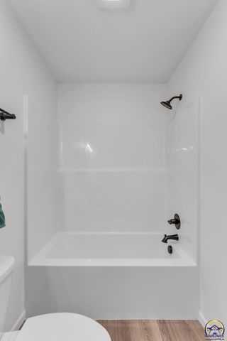 1928 NW 8th St, Topeka, KS 66608