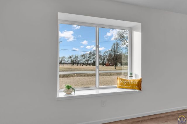 1928 NW 8th St, Topeka, KS 66608