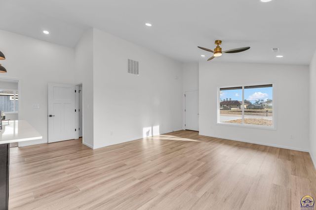 1928 NW 8th St, Topeka, KS 66608