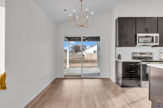 1928 NW 8th St, Topeka, KS 66608