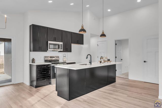 1928 NW 8th St, Topeka, KS 66608