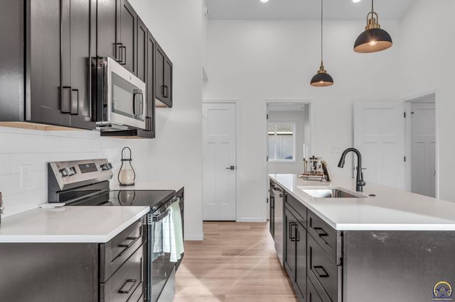 1928 NW 8th St, Topeka, KS 66608