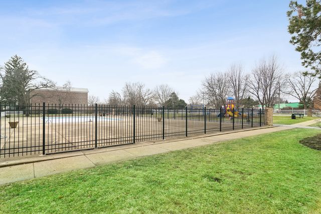 1633 N Windsor Drive 113, Arlington Heights, IL 60004