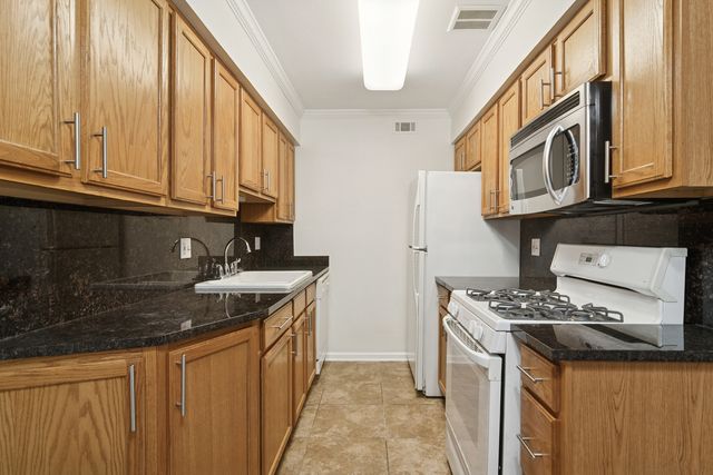 1633 N Windsor Drive 113, Arlington Heights, IL 60004