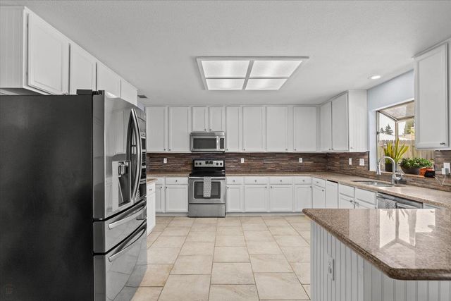 5743 Prince Edward Ln, Riverbank, CA 95367