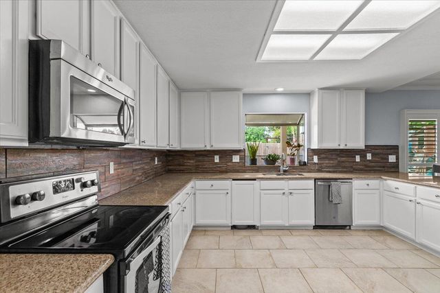 5743 Prince Edward Ln, Riverbank, CA 95367