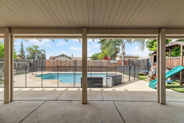 5743 Prince Edward Ln, Riverbank, CA 95367