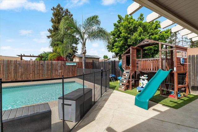 5743 Prince Edward Ln, Riverbank, CA 95367