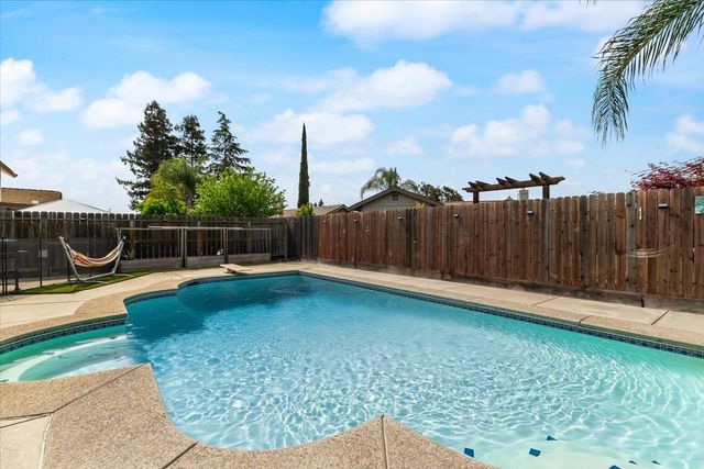 5743 Prince Edward Ln, Riverbank, CA 95367