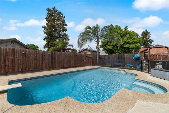 5743 Prince Edward Ln, Riverbank, CA 95367