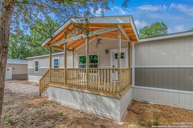 910 Swallows Ln, Seguin, TX 78155