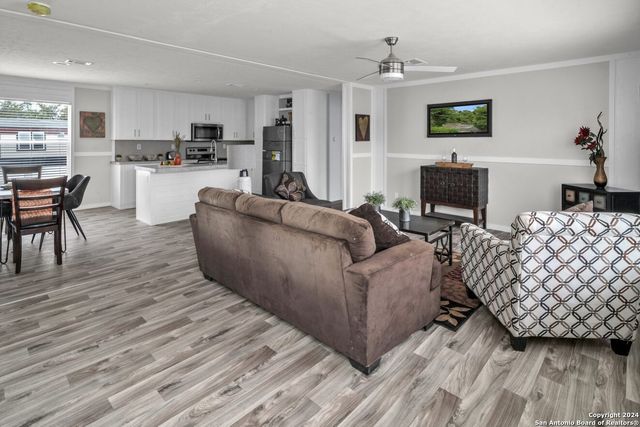 910 Swallows Ln, Seguin, TX 78155