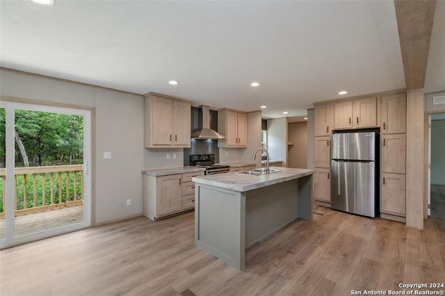 910 Swallows Ln, Seguin, TX 78155
