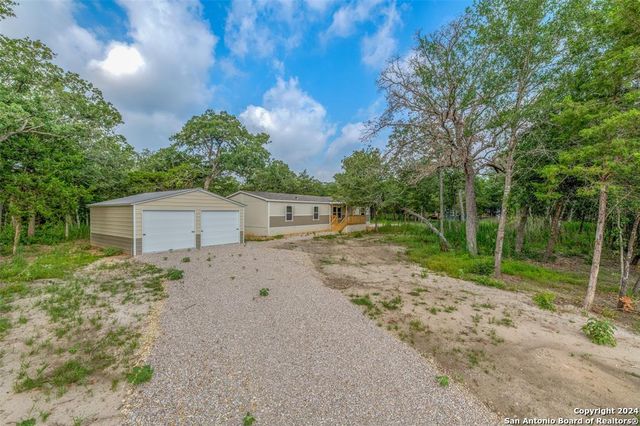 910 Swallows Ln, Seguin, TX 78155