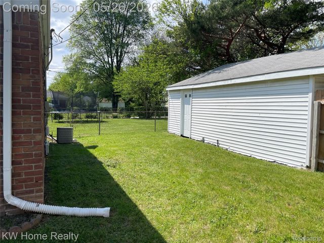 16853 Lincoln Avenue, Eastpointe, MI 48021