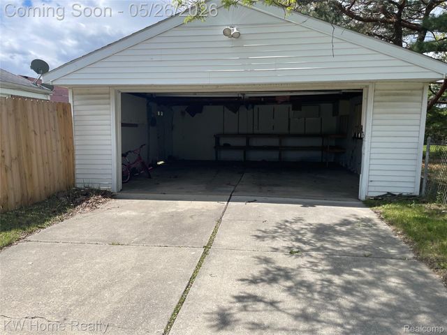 16853 Lincoln Avenue, Eastpointe, MI 48021