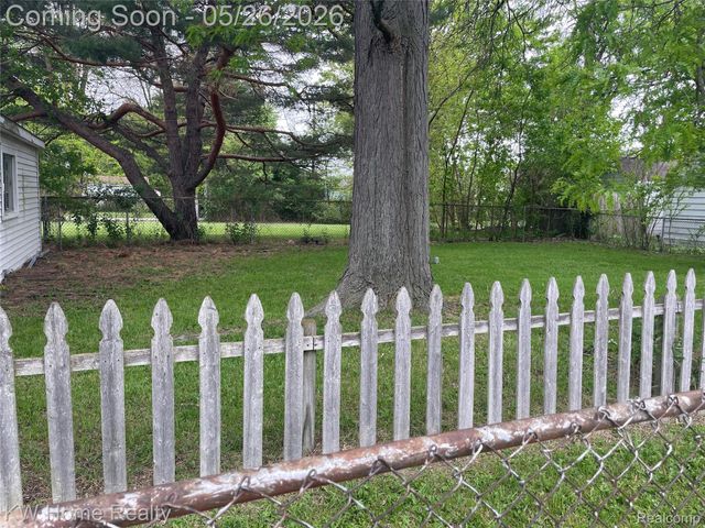 16853 Lincoln Avenue, Eastpointe, MI 48021