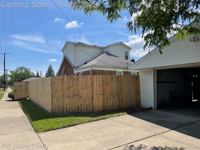 16853 Lincoln Avenue, Eastpointe, MI 48021