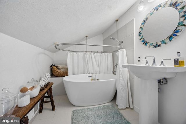 536 COUNTRY CLUB LN, Havertown, PA 19083