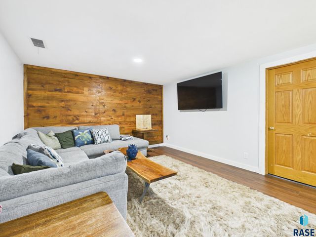 2904 S Elmwood Ave Avenue, Sioux Falls, SD 57105