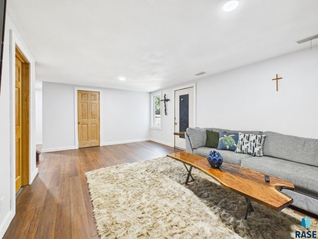 2904 S Elmwood Ave Avenue, Sioux Falls, SD 57105