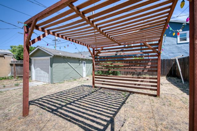 509 E Weldon Avenue, Fresno, CA 93704