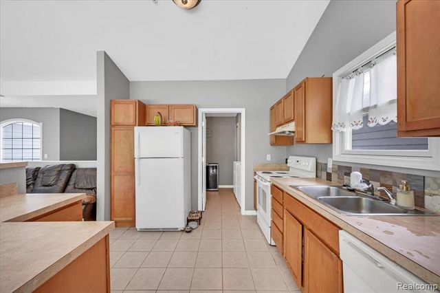 2142 Carriage Hill Circle, Lapeer, MI 48446
