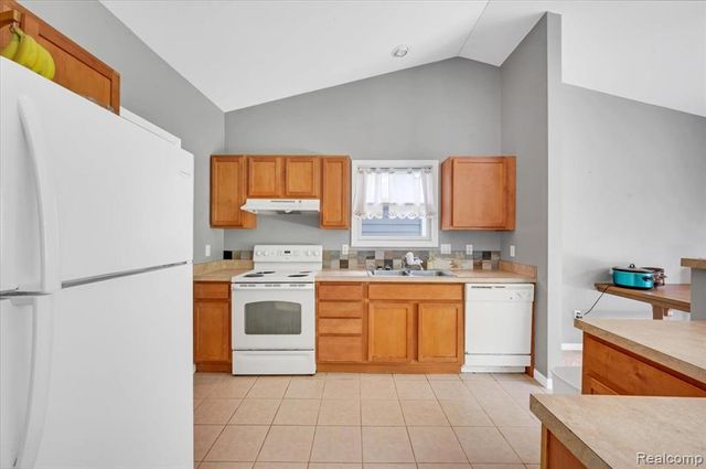 2142 Carriage Hill Circle, Lapeer, MI 48446