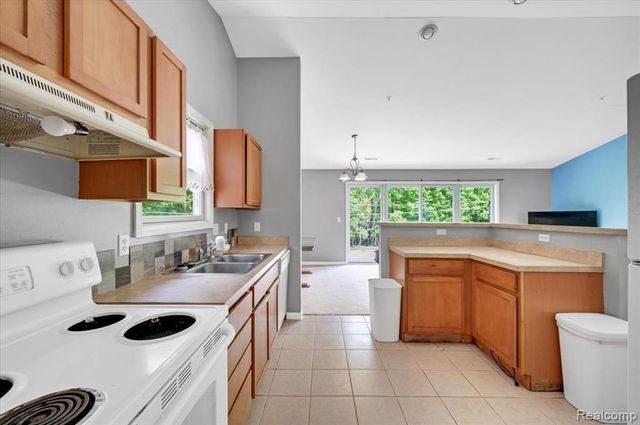 2142 Carriage Hill Circle, Lapeer, MI 48446
