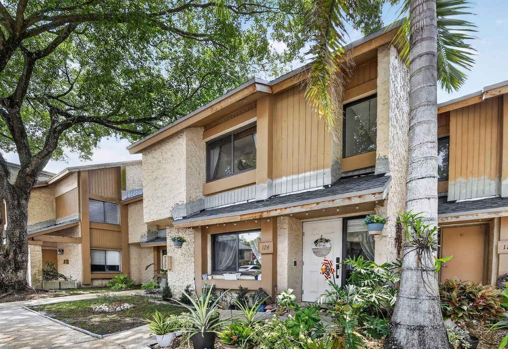 124 Wimbledon Lake Drive, Plantation, FL 33324