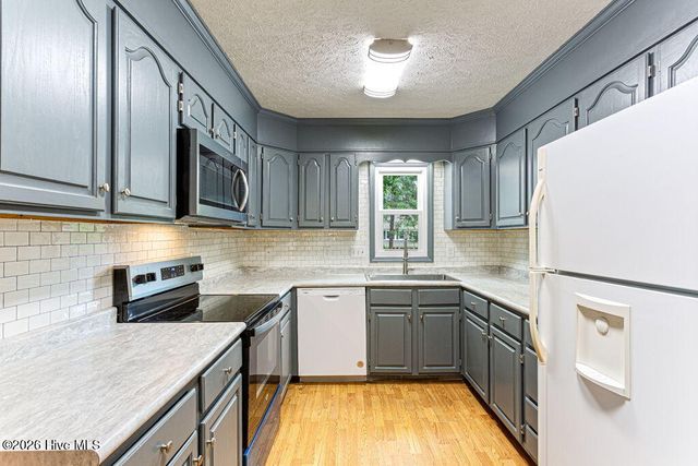 420 E Hedgelawn Way, Southern Pines, NC 28387