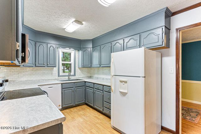 420 E Hedgelawn Way, Southern Pines, NC 28387