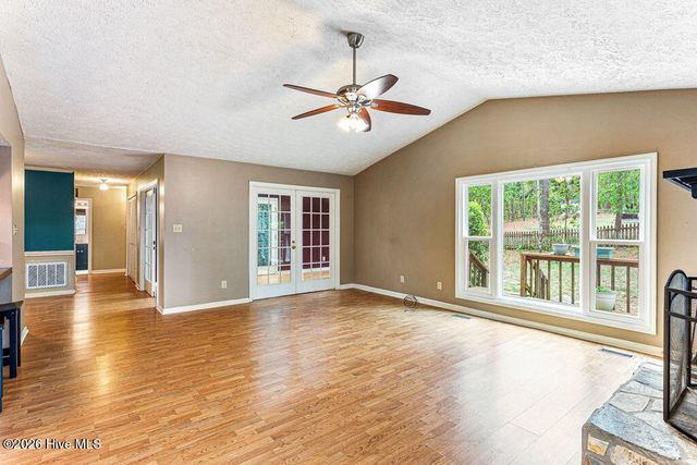 420 E Hedgelawn Way, Southern Pines, NC 28387