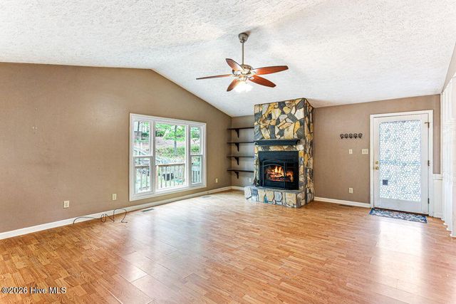 420 E Hedgelawn Way, Southern Pines, NC 28387