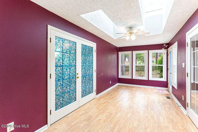 420 E Hedgelawn Way, Southern Pines, NC 28387