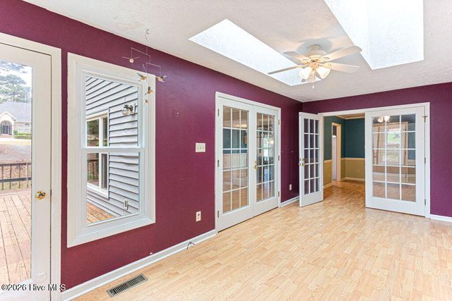 420 E Hedgelawn Way, Southern Pines, NC 28387