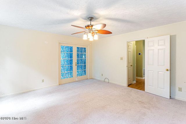 420 E Hedgelawn Way, Southern Pines, NC 28387