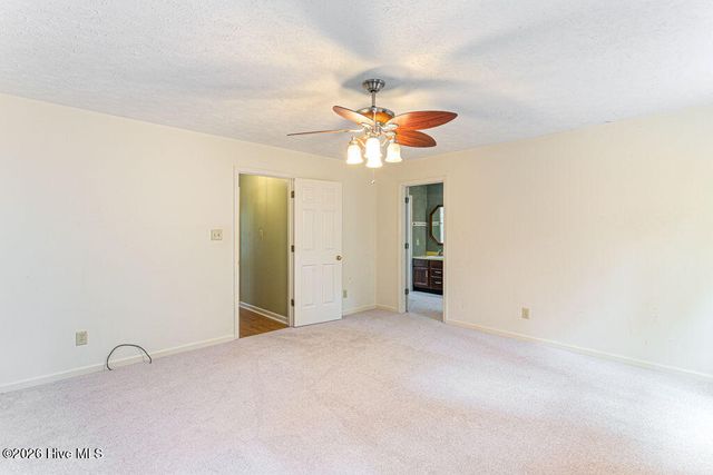 420 E Hedgelawn Way, Southern Pines, NC 28387