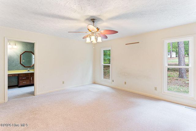420 E Hedgelawn Way, Southern Pines, NC 28387