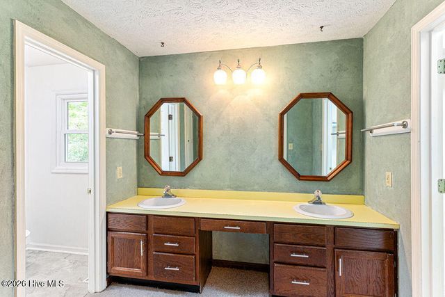 420 E Hedgelawn Way, Southern Pines, NC 28387