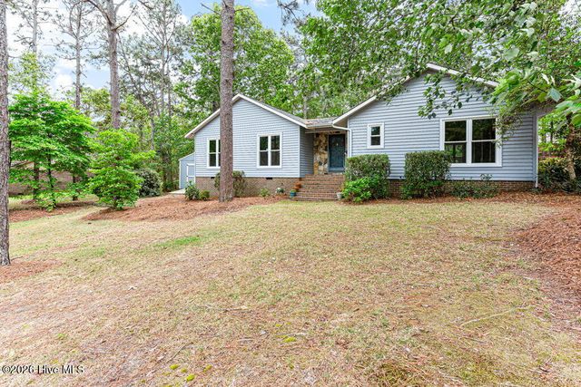 420 E Hedgelawn Way, Southern Pines, NC 28387