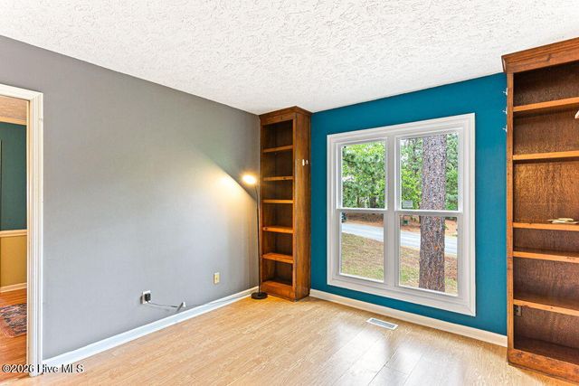 420 E Hedgelawn Way, Southern Pines, NC 28387