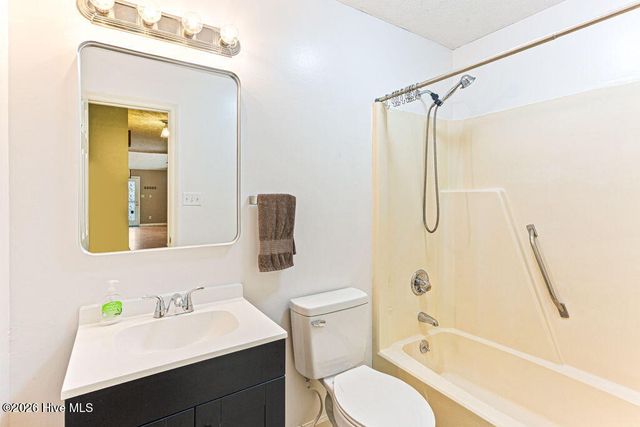 420 E Hedgelawn Way, Southern Pines, NC 28387