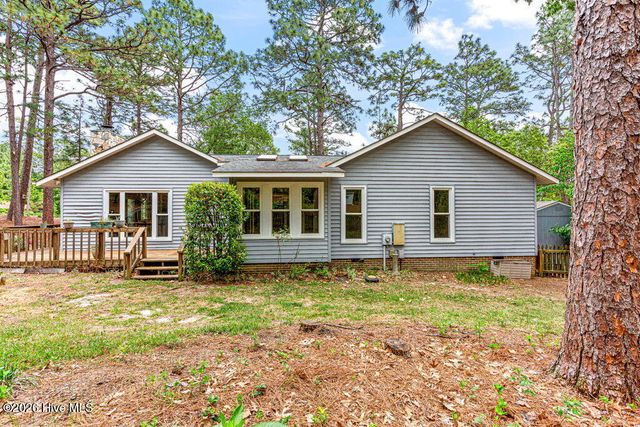 420 E Hedgelawn Way, Southern Pines, NC 28387