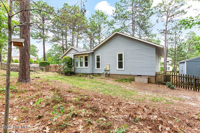 420 E Hedgelawn Way, Southern Pines, NC 28387