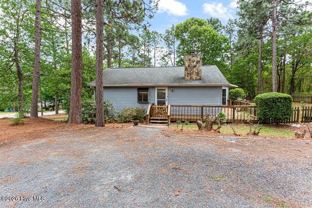 420 E Hedgelawn Way, Southern Pines, NC 28387
