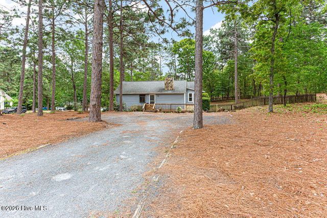 420 E Hedgelawn Way, Southern Pines, NC 28387